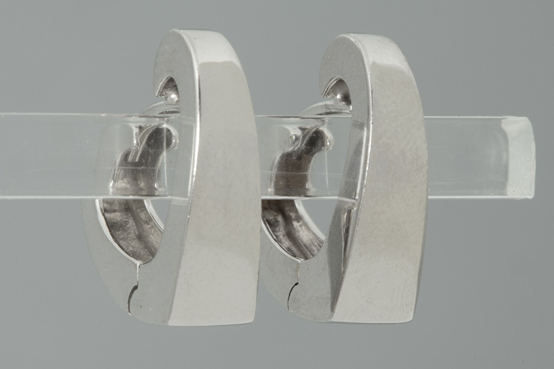 pair of heart shaped earrings in white gold (18 carat) - Bild 2 aus 2