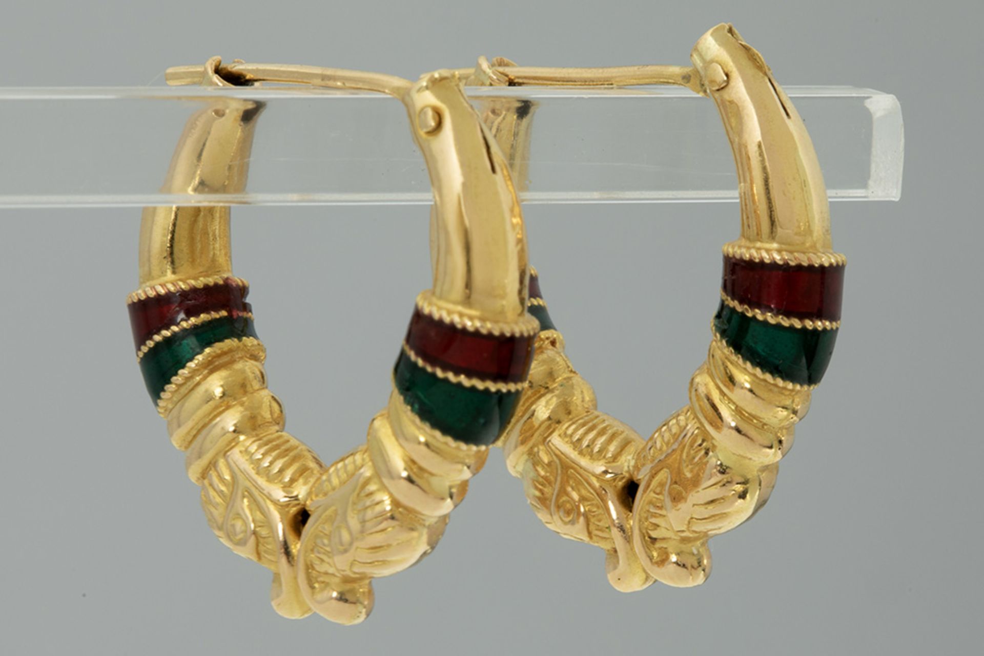 pair of earrings in yellow gold (18 carat) with fish heads and four polychrome lacquered bands