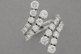 nice ring with an elegant design in white gold (18 carat) with ca 3,10 carat of very high quality br