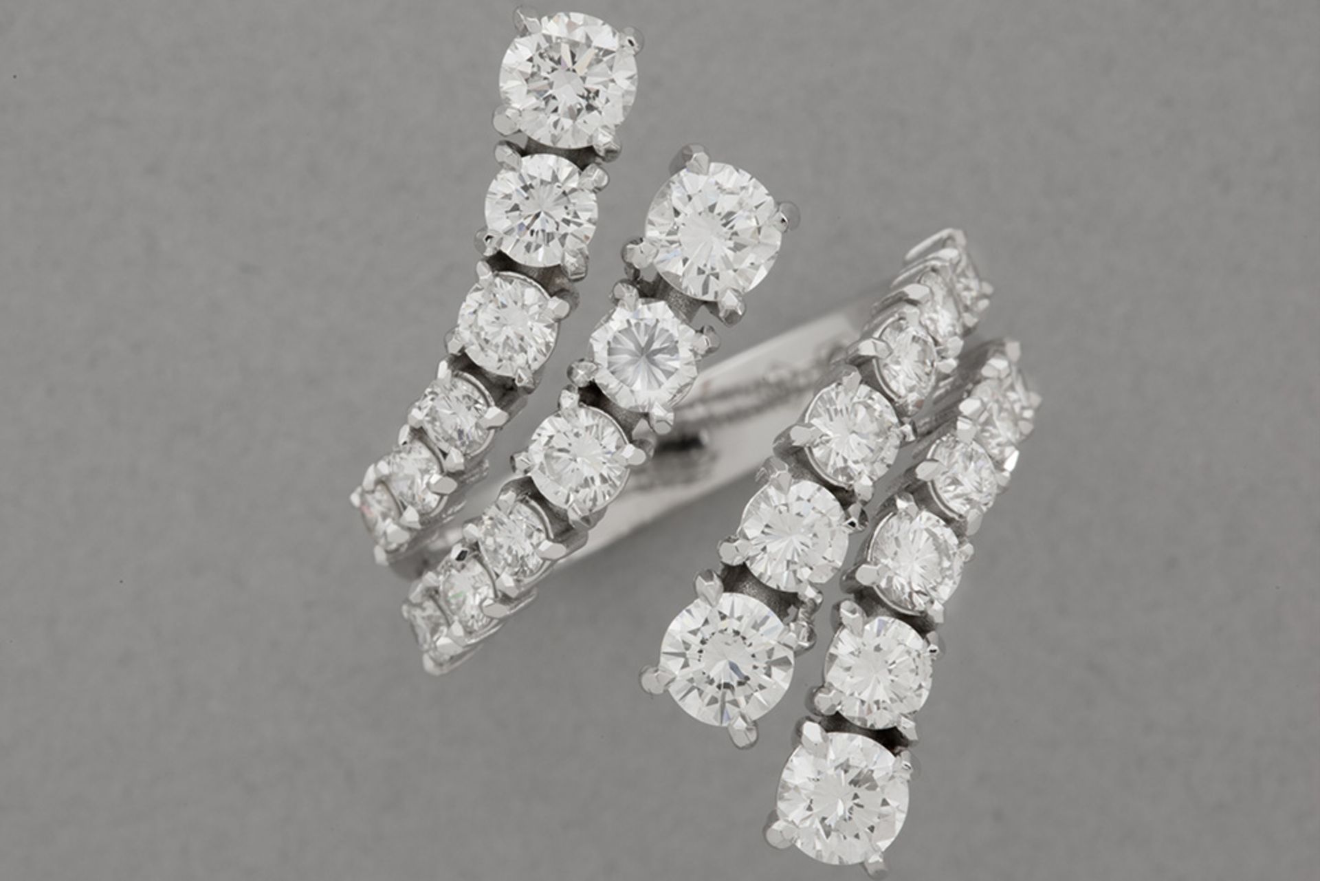 nice ring with an elegant design in white gold (18 carat) with ca 3,10 carat of very high quality br