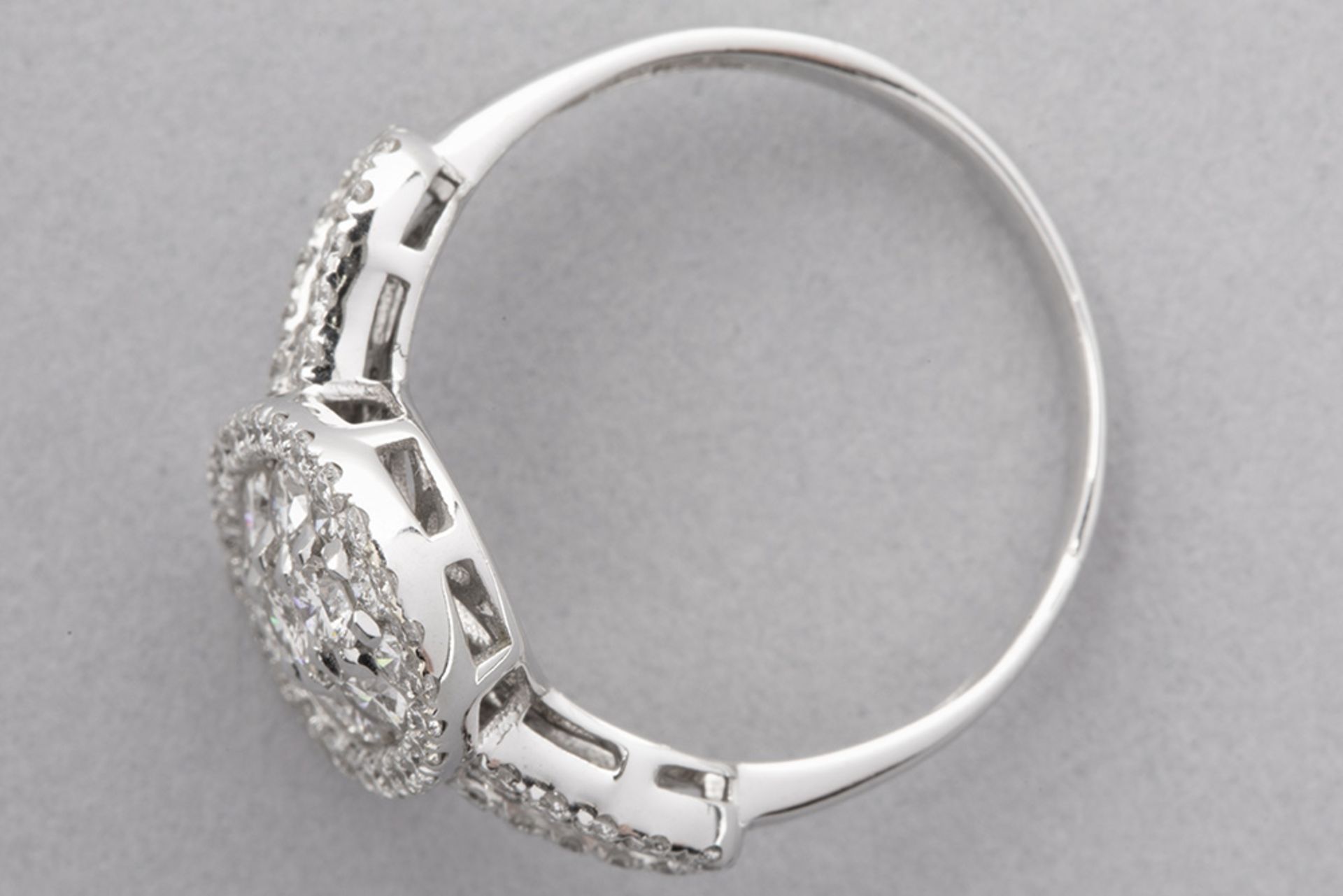 ring in white gold (18 carat) with ca 0,90 carat of high quality brilliant cut diamonds - Bild 2 aus 2