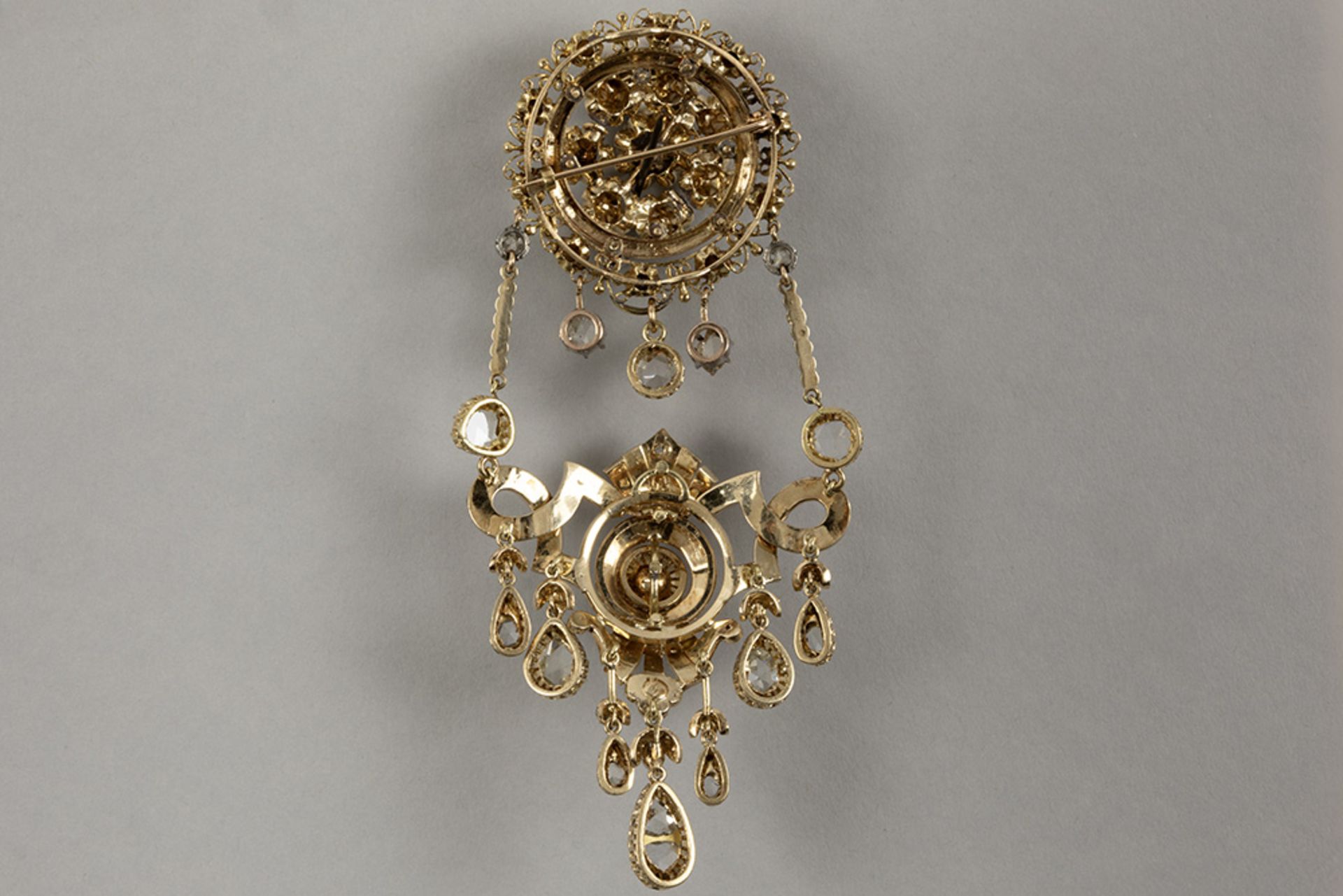 quite exceptional, big Napoleon III period brooch from around 1860 in yellow gold (18 carat) with ca - Bild 2 aus 2