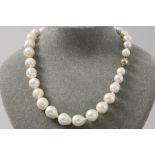 necklace with baroque South Sea pearls and a lock in yellow gold (9 carat)