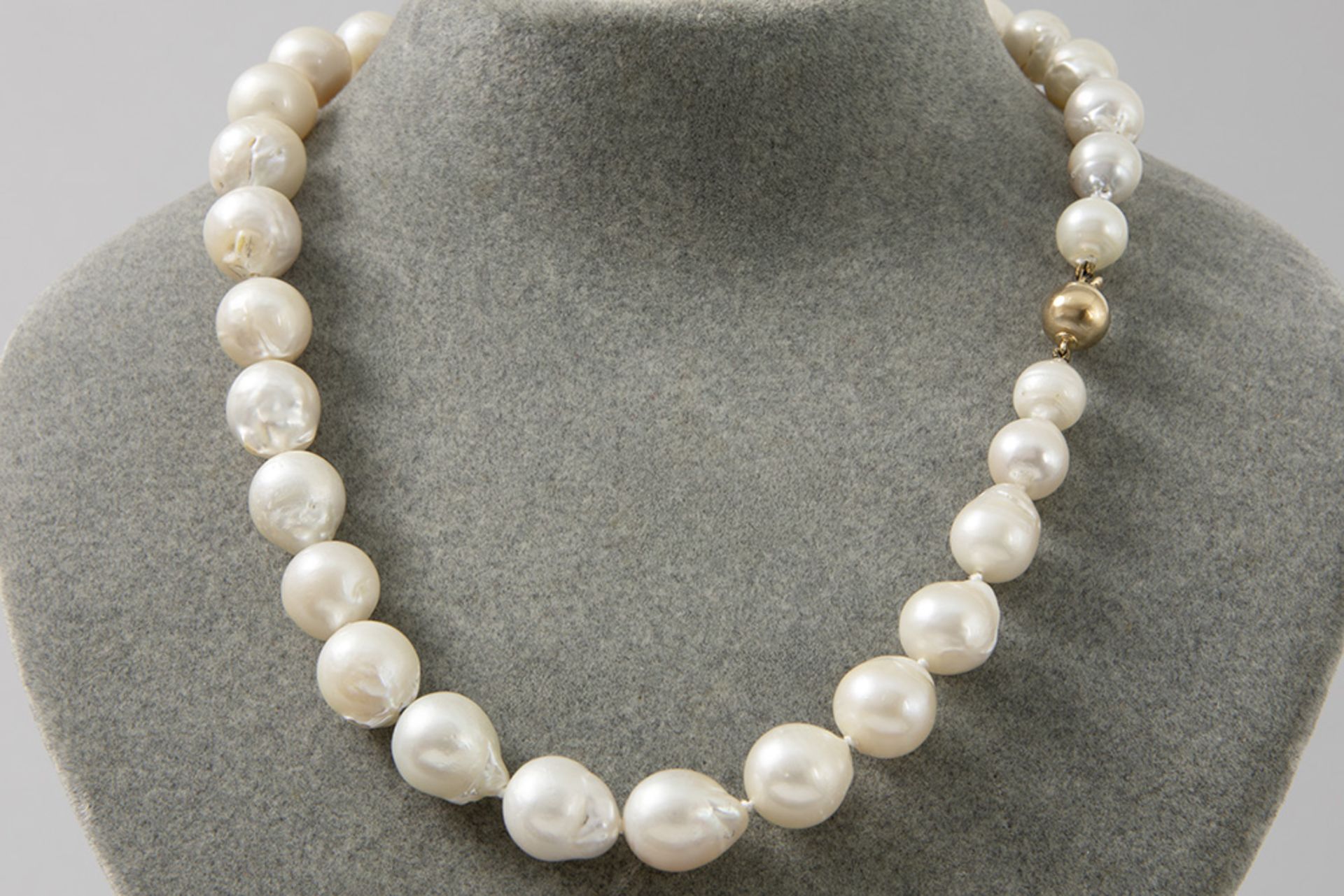necklace with baroque South Sea pearls and a lock in yellow gold (9 carat)
