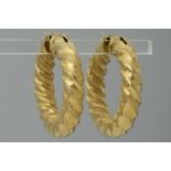 pair of earrings in yellow gold (18 carat) with twisted, partly matted corpus