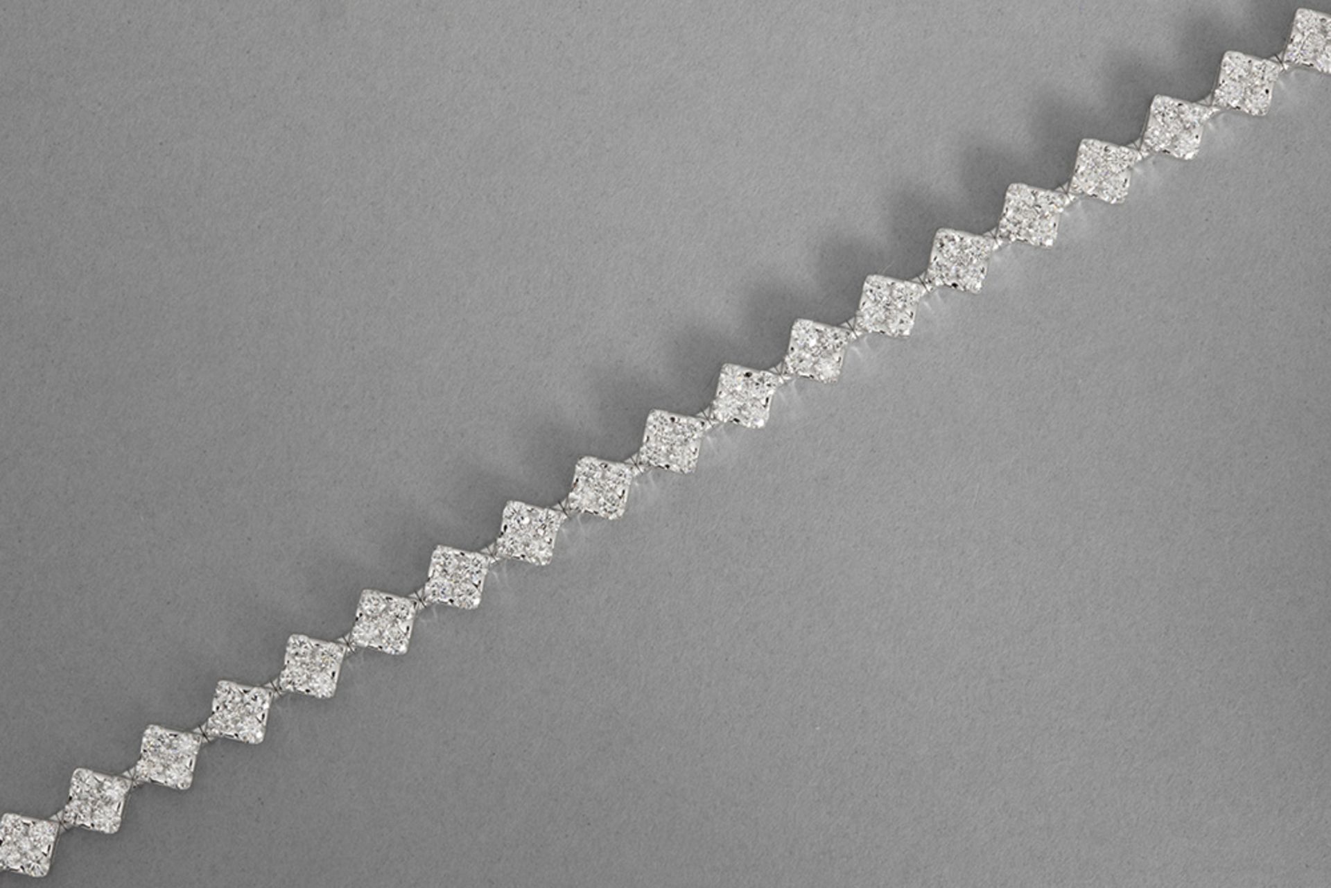 nice bracelet with square links in white gold (18 carat) with at least 4,20 carat of very high quali