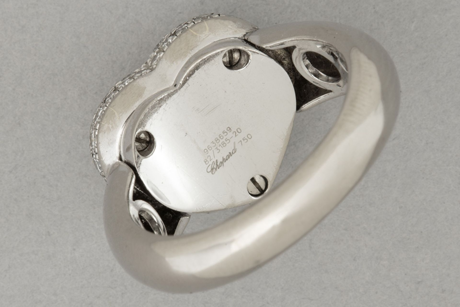 characteristic Chopard signed "Happy Diamonds" ring in white gold with ca 1,20 carat of very high qu - Bild 3 aus 3