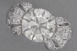 nice and big 4,05 carat high quality brilliant cut diamond set in a forties' style ring in white gol