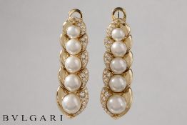 superb Bulgari signed pair of earrings in yellow gold (18 carat) with pearls, selected for their whi