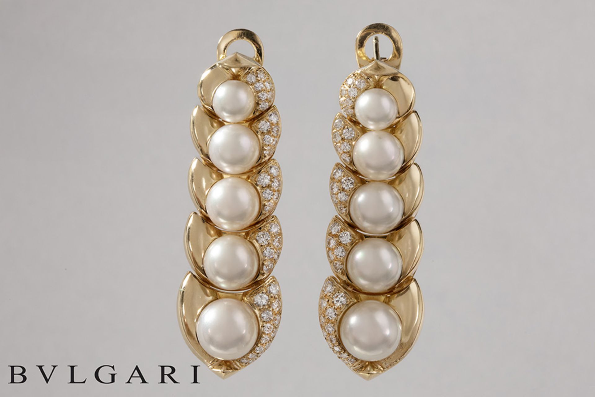 superb Bulgari signed pair of earrings in yellow gold (18 carat) with pearls, selected for their whi