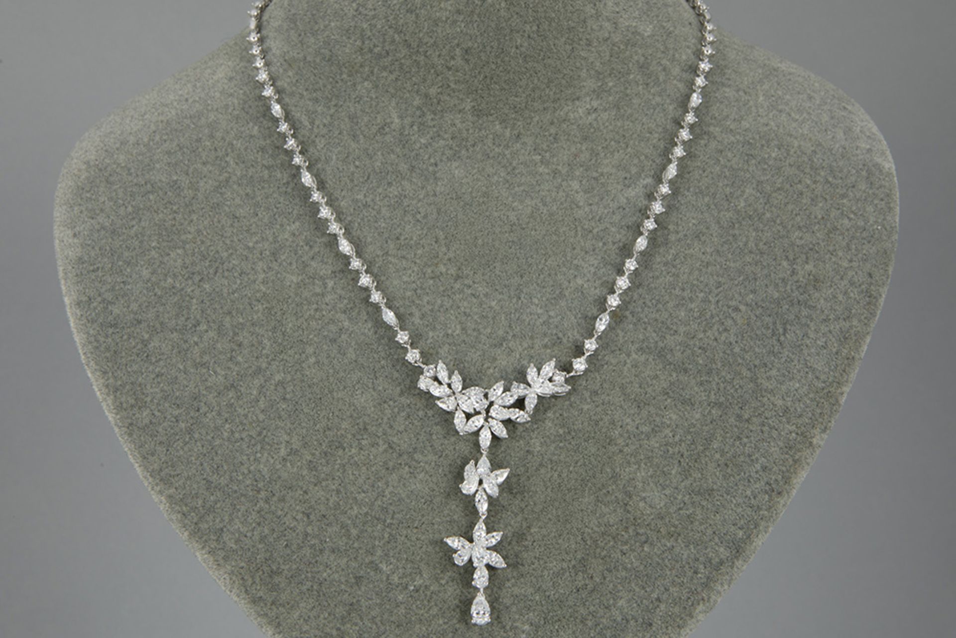 very elegant necklace with in white gold (18 carat) with 8,10 carat of top quality marquise and bril - Bild 3 aus 3