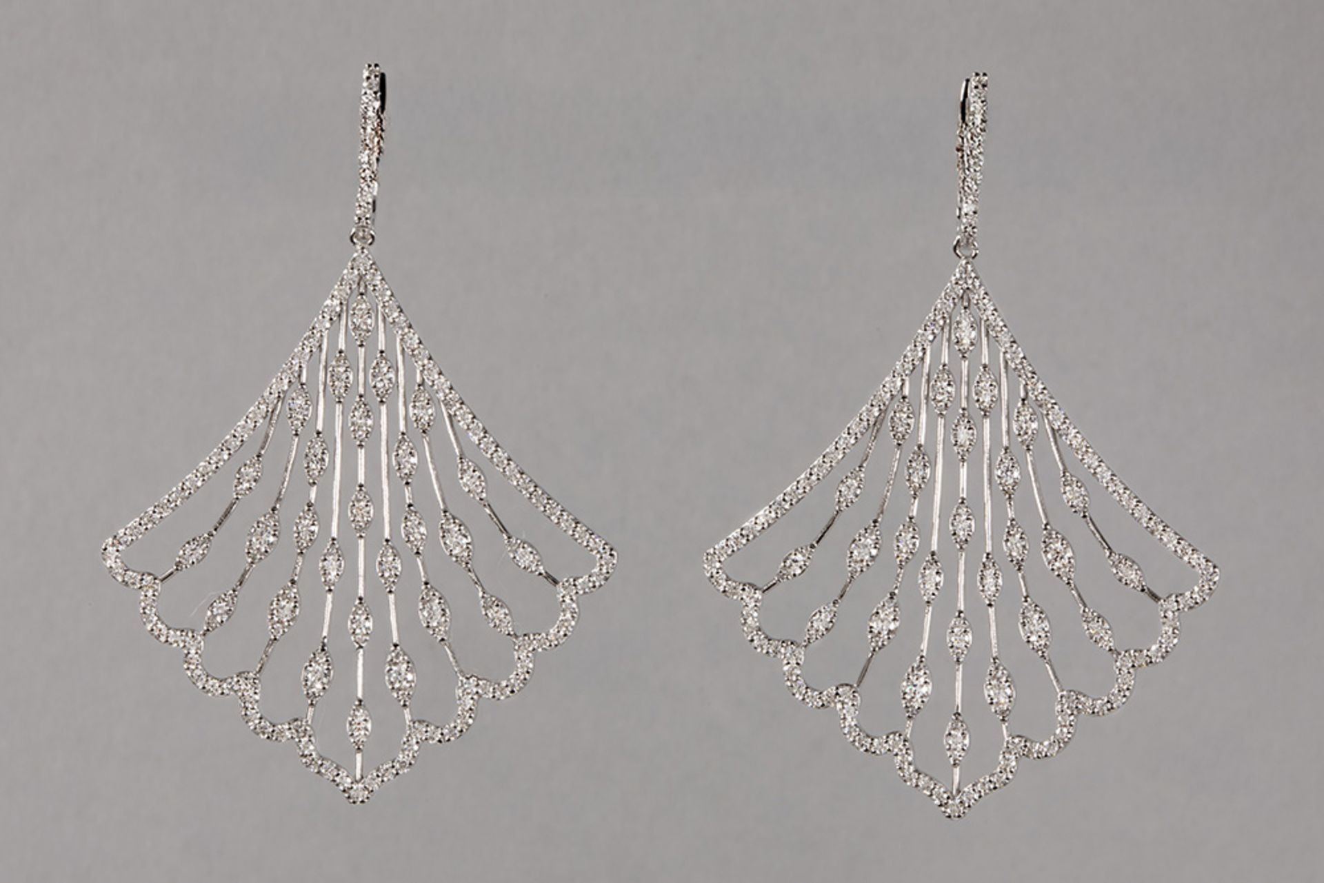 beautiful pair of earrings in white gold (18 carat) with quite a special design with fans with at le