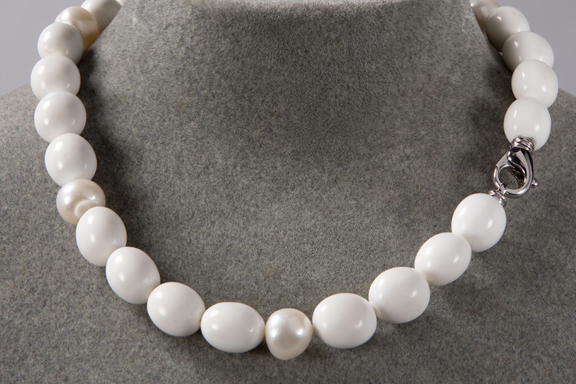 Belgian "Tresoro" necklace with pearls and white beads and with a lock in white gold (18 carat) - Bild 2 aus 2