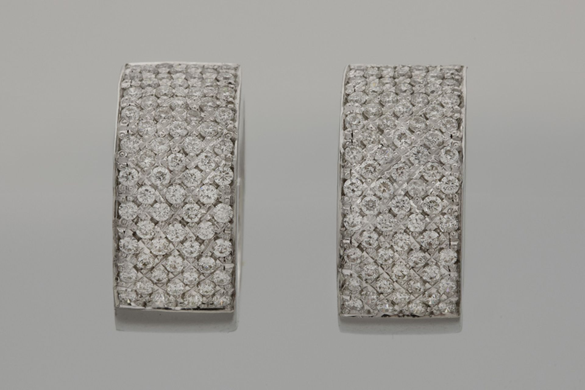 pair of earrings with a quite wide ring shape in white gold (18 carat) with 1,75 carat of  quality b - Bild 2 aus 2