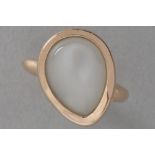 fashionable ring in pink gold (14 carat) with a cabochon cut moonstone