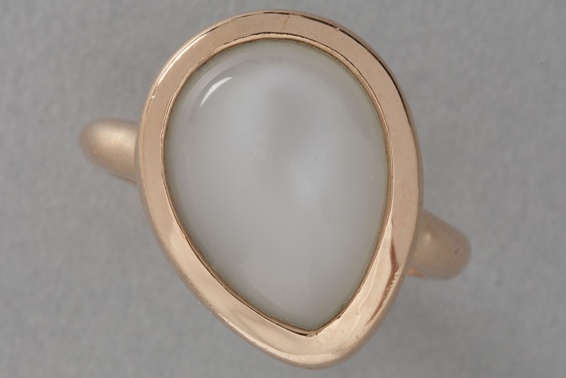 fashionable ring in pink gold (14 carat) with a cabochon cut moonstone
