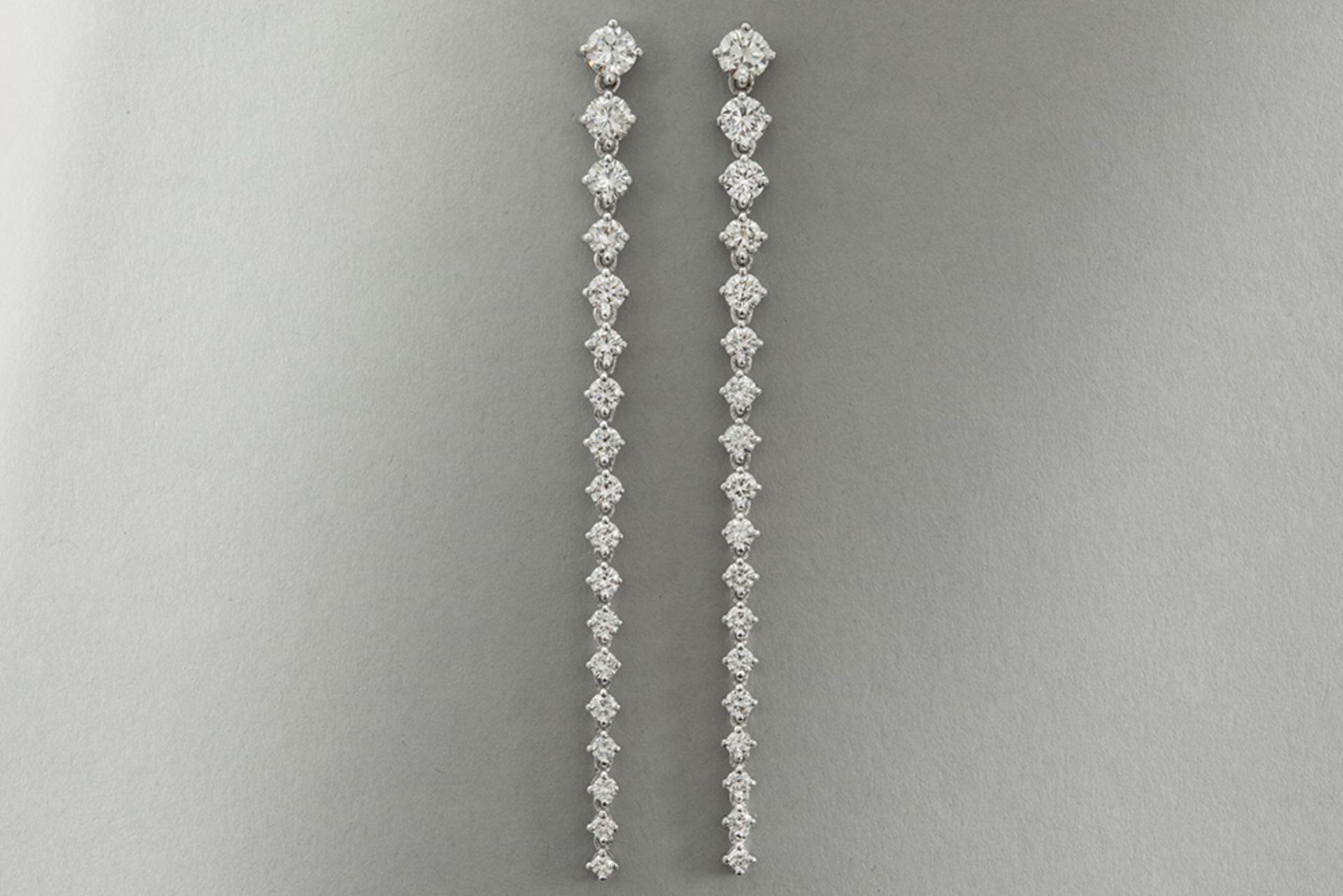 pair of very elegant and 7 cm long earrings in white gold (18 carat) with 2,85 carat of very high qu