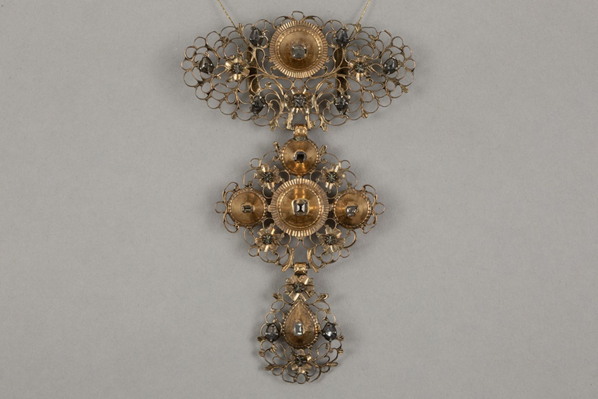 antique, presumably Flemish pendant in silver and yellow gold (18 carat) with small rose cut diamond