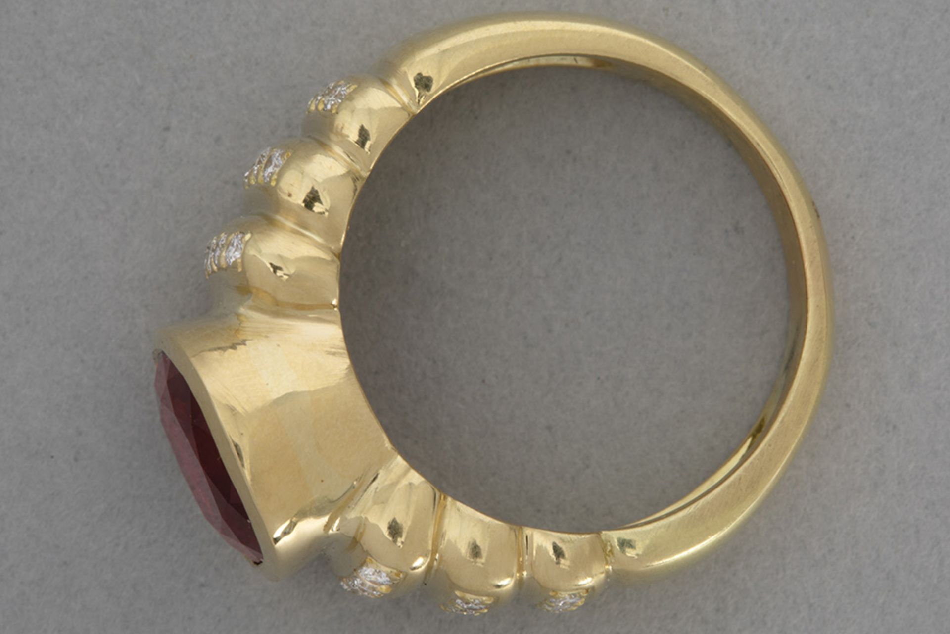 classy "Bulgari" style ring in yellow gold (18 carat) with a 4,47 carat ruby from Thailand or Cambod - Bild 2 aus 3