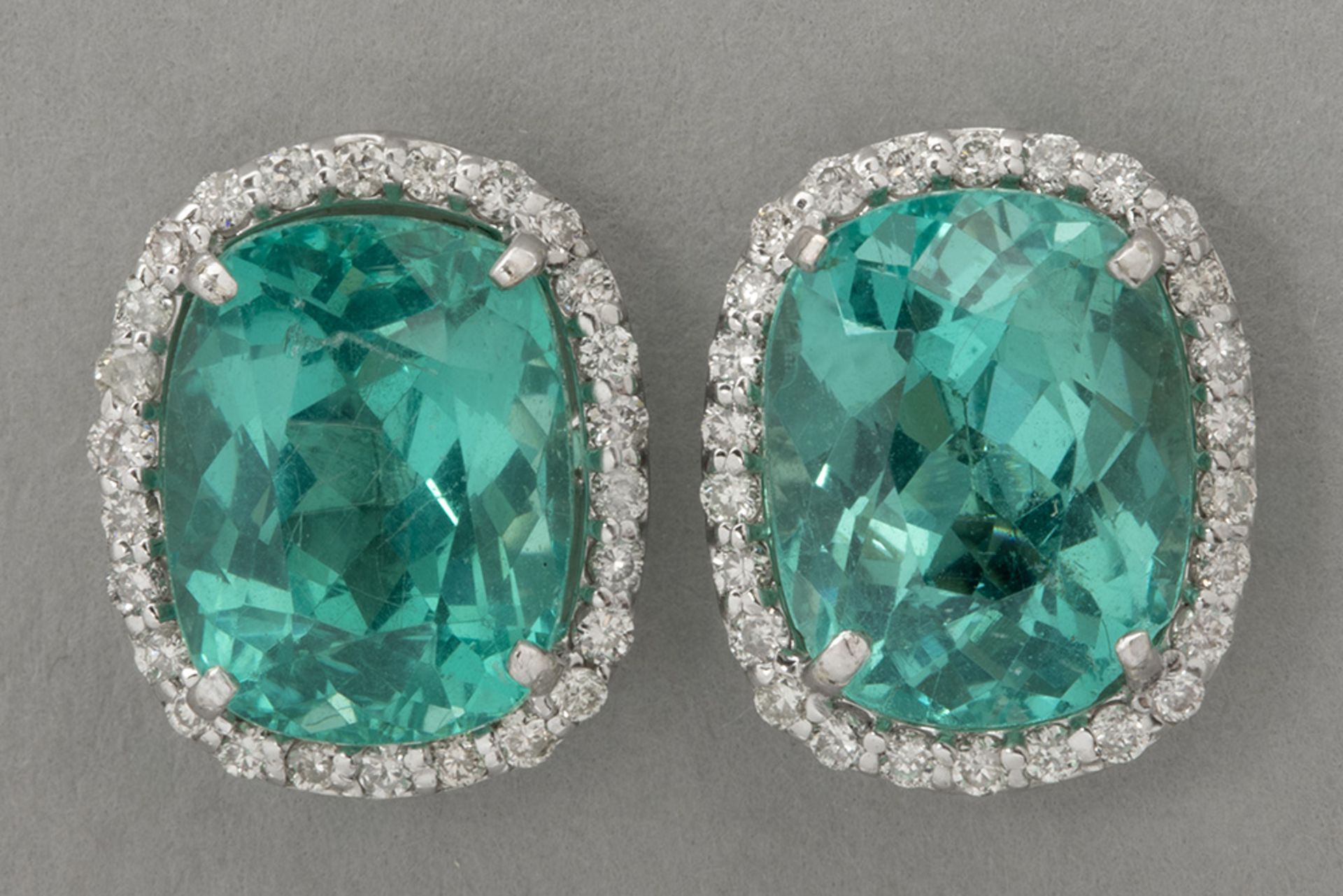 pair of earrings in white gold (18 carat) with ca 5,50 carat of Apatites with natural color and ca 0