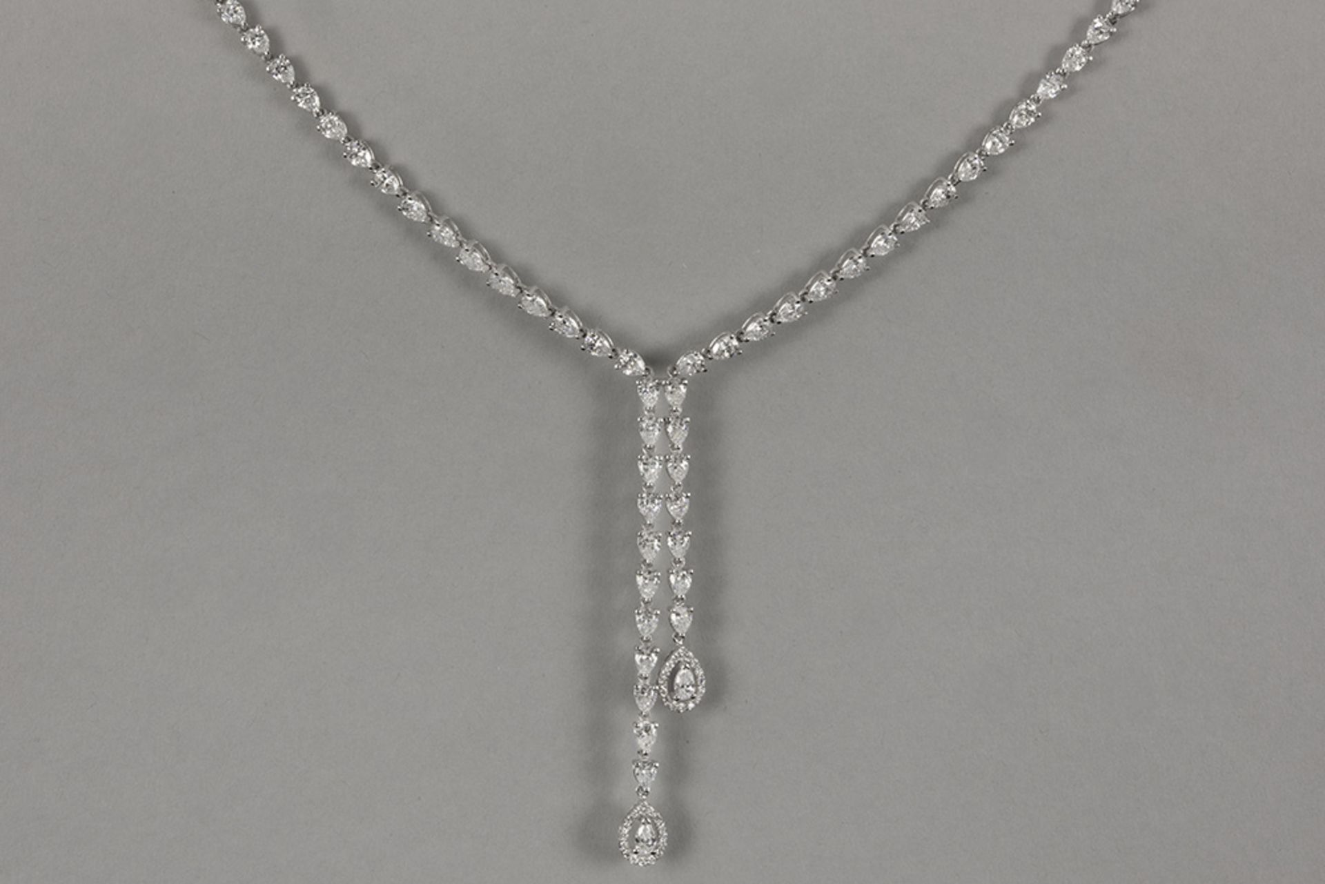 very elegant necklace with heart shapes in white gold (18 carat) with 8,25 carat of top quality bril