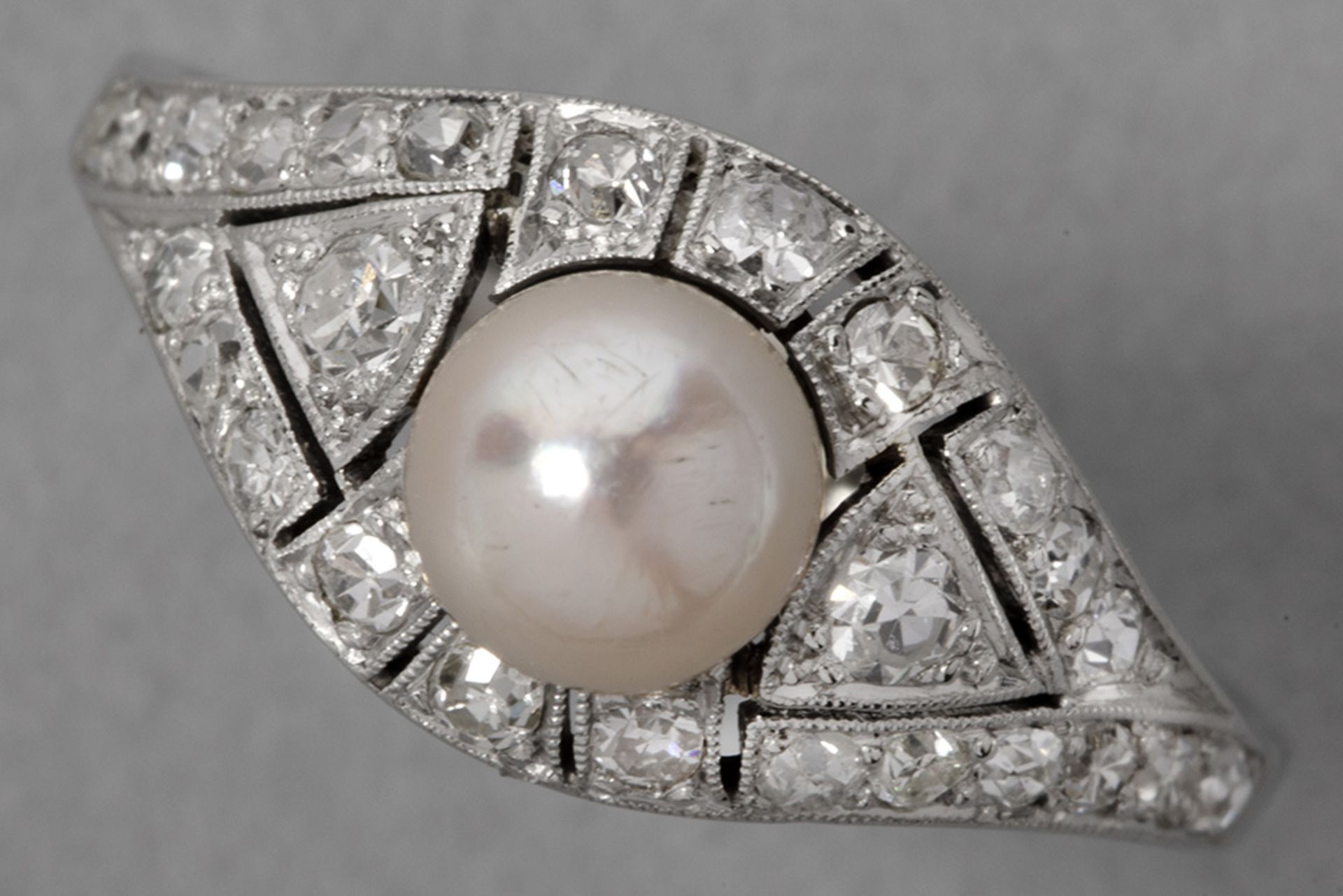 Art Deco ring in yellow and grey gold (18 carat) with diamond and pearl