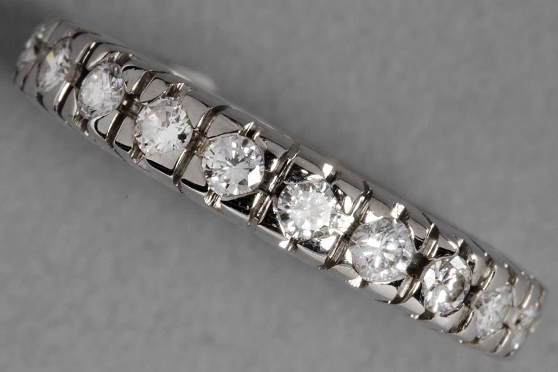 (wedding) ring in white gold (18 carat) with ca 0,80 carat of high quality brilliant cut diamonds