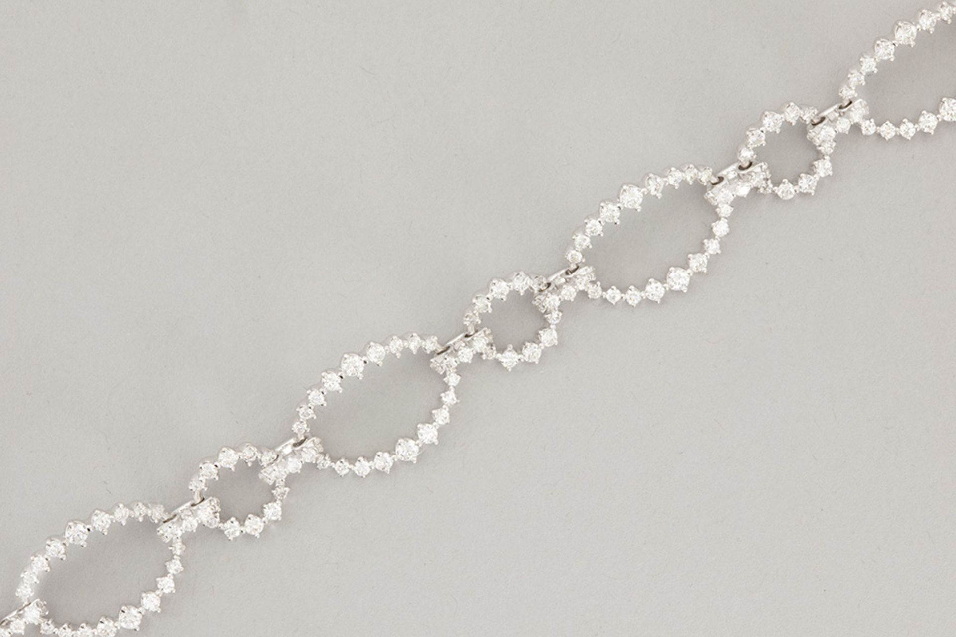 elegant bracelet in white gold (18 carat) with ca 3,85 carat of high quality brilliant cut diamonds - Bild 2 aus 2