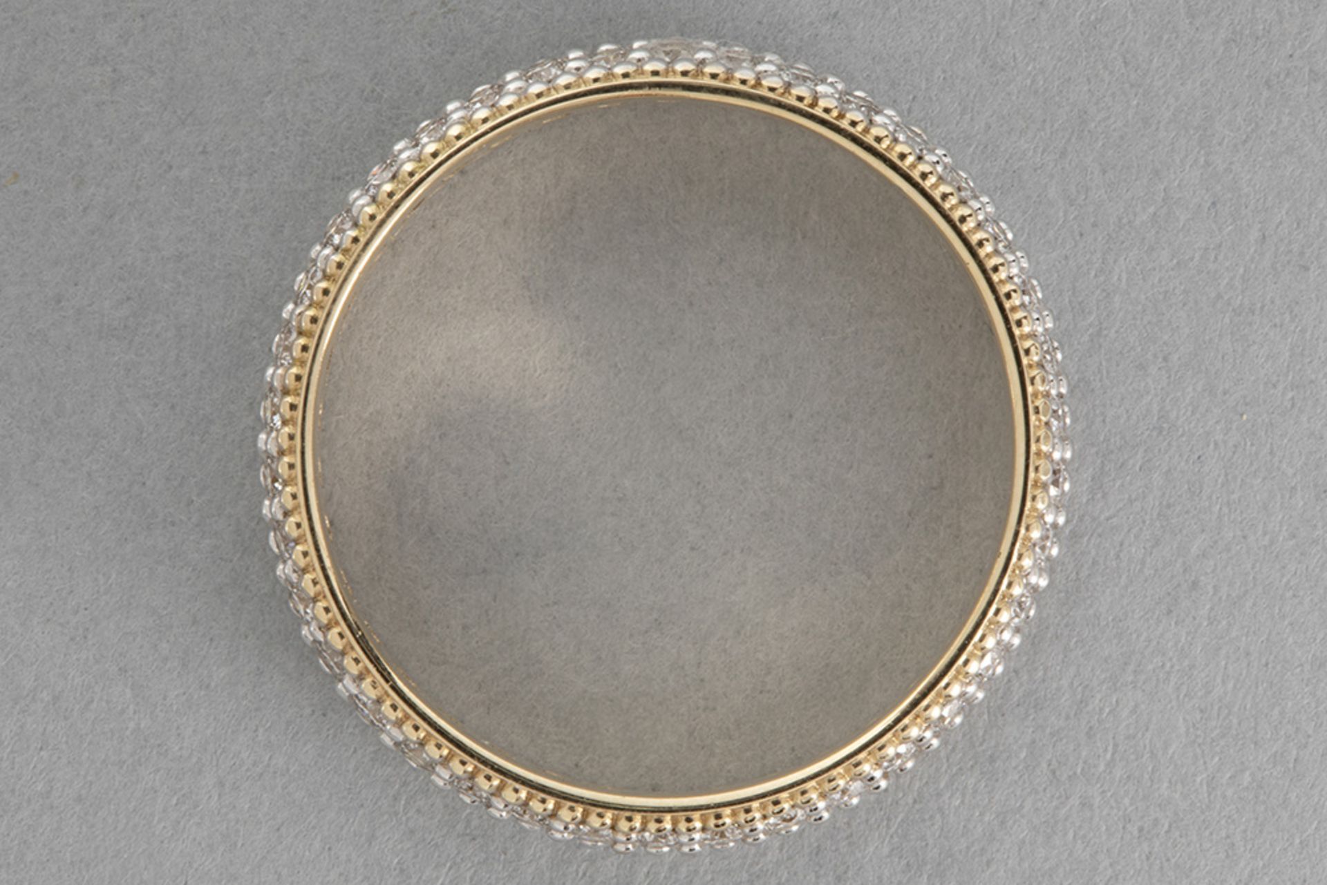 wedding ring in yellow and white gold (18 carat) with ca 1 carat of high quality brilliant cut diamo - Bild 2 aus 2