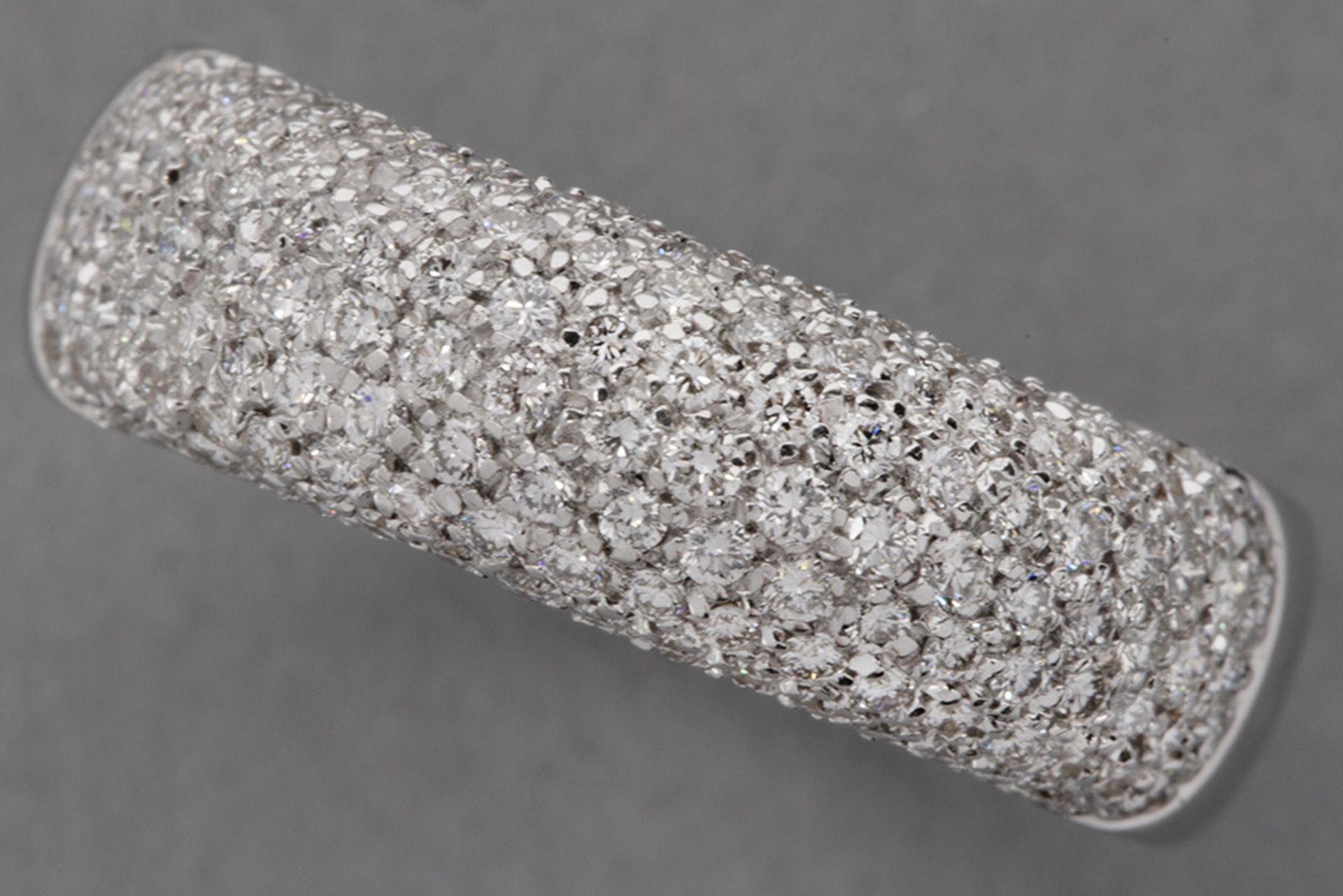 ring in white gold (18 carat) with ca 1 carat of high quality brilliant cut diamonds