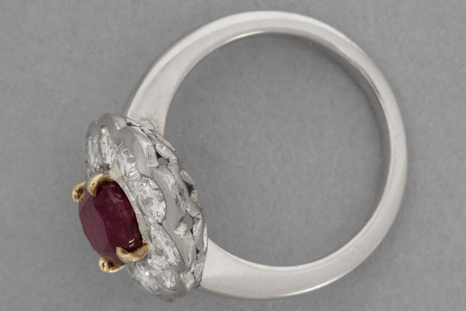 important ring in white gold (18 carat) with a 2,80 carat non-heated Burmese ruby, surrounded by ca  - Bild 2 aus 3