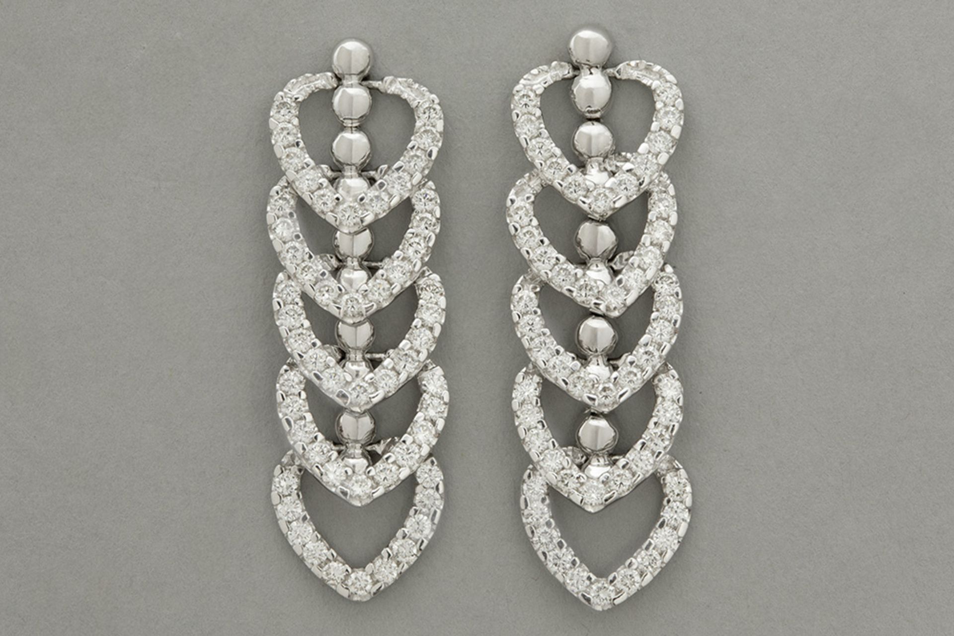 pair of earrings each with five heart shapes in white gold (18 carat) with ca 2,50 carat of high qua