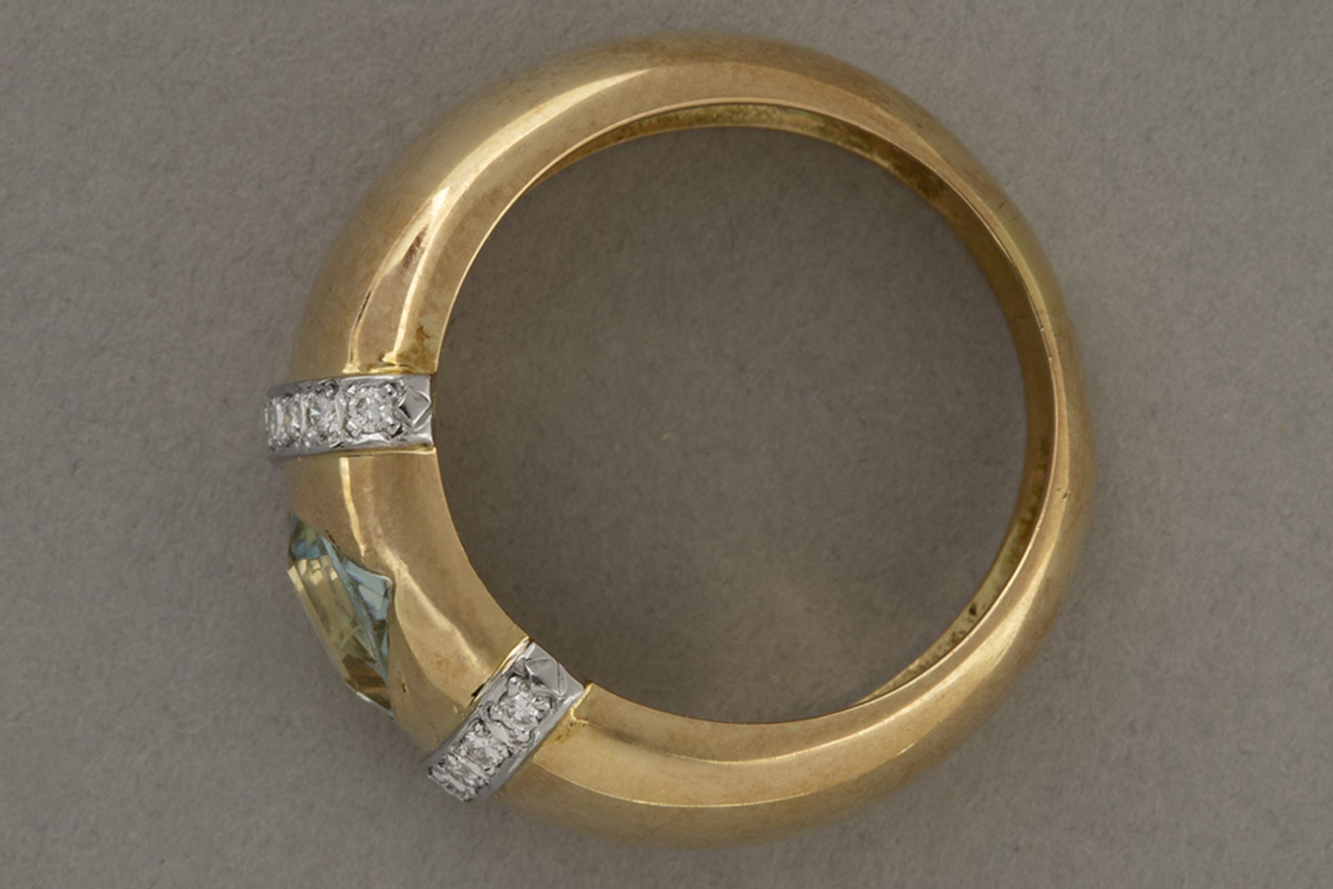 ring in yellow gold (18 carat) with a light blue topaz and at least 0,20 carat of quality brilliant  - Bild 2 aus 2