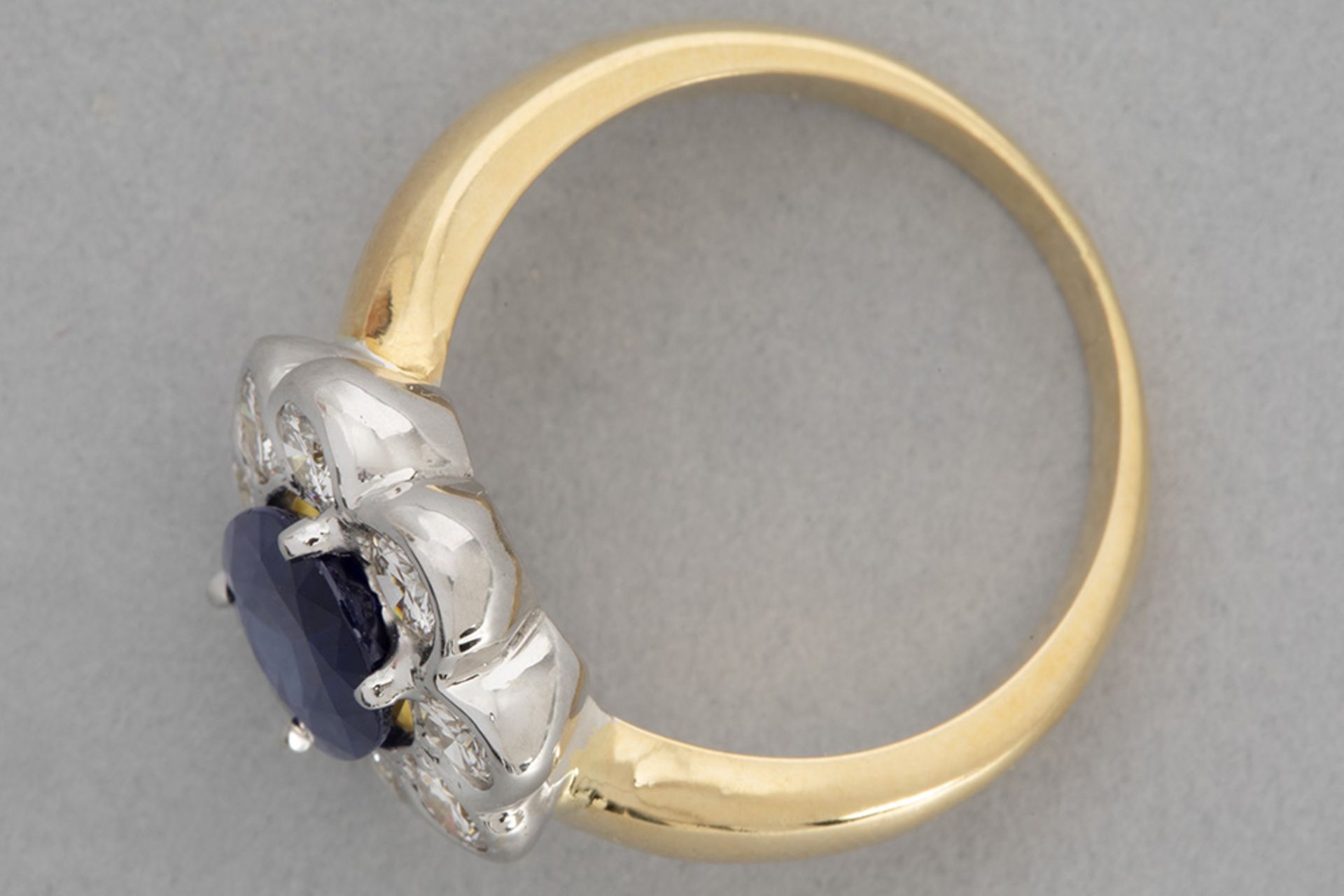 ring in white gold (18 carat) with an oval 2,40 carat Ceylan sapphire surrounded by ca 1,20 carat of - Bild 2 aus 2