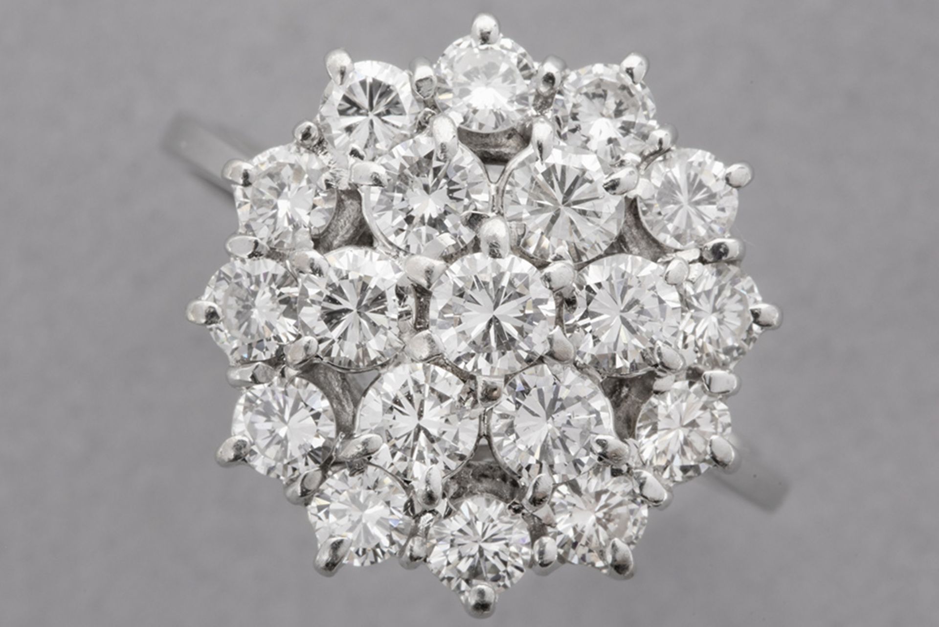 nice cluster ring in white gold (18 carat) with ca 1,50 carat of high quality brilliant cut diamonds