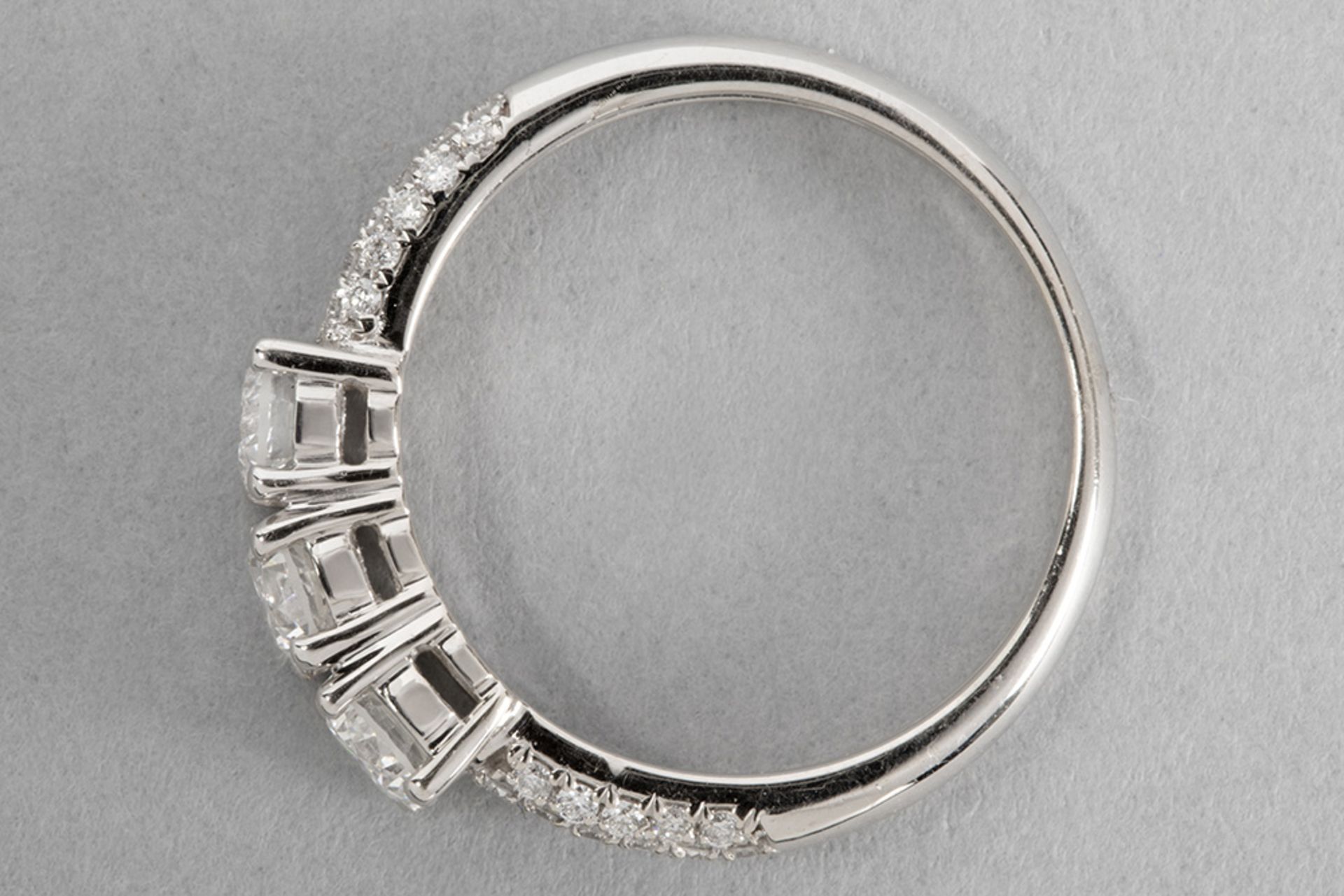 "Trilogy" ring in white gold (18 carat) with ca 1,10 carat of high quality brilliant cut diamonds - Bild 2 aus 2