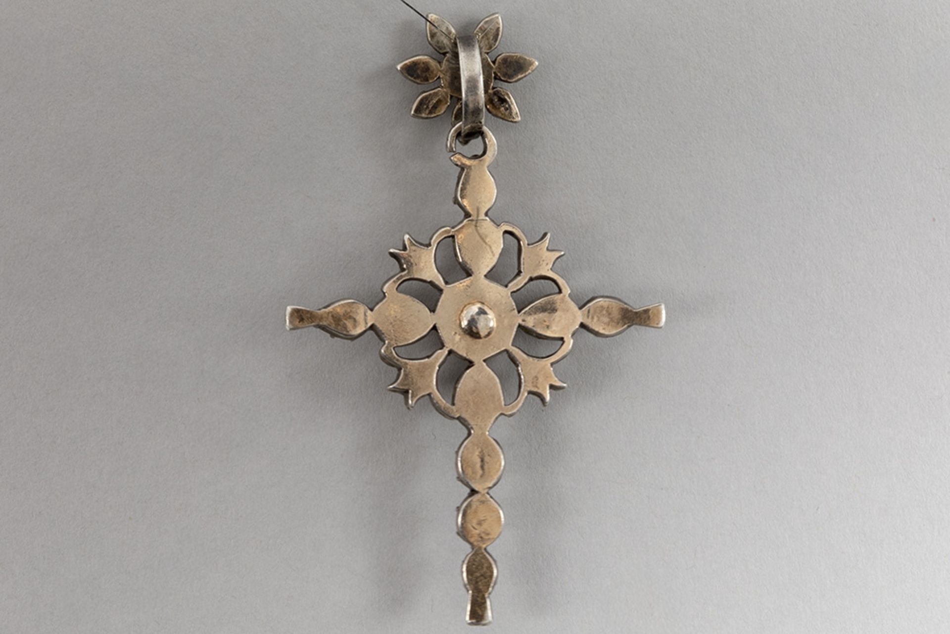 antique, presumably Flemish, cross-shaped pendant in silver and gold with rose cut diamonds - Bild 2 aus 2