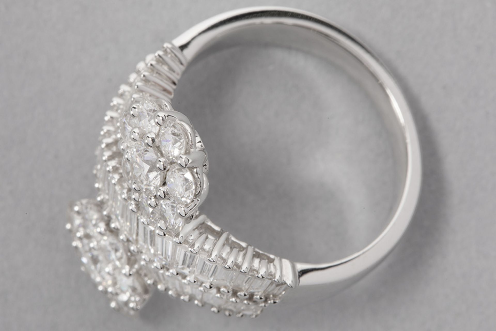 modern ring with a "Toi & moi" design in white gold (18 carat) with more then 2,70 carat of high qua - Bild 2 aus 2