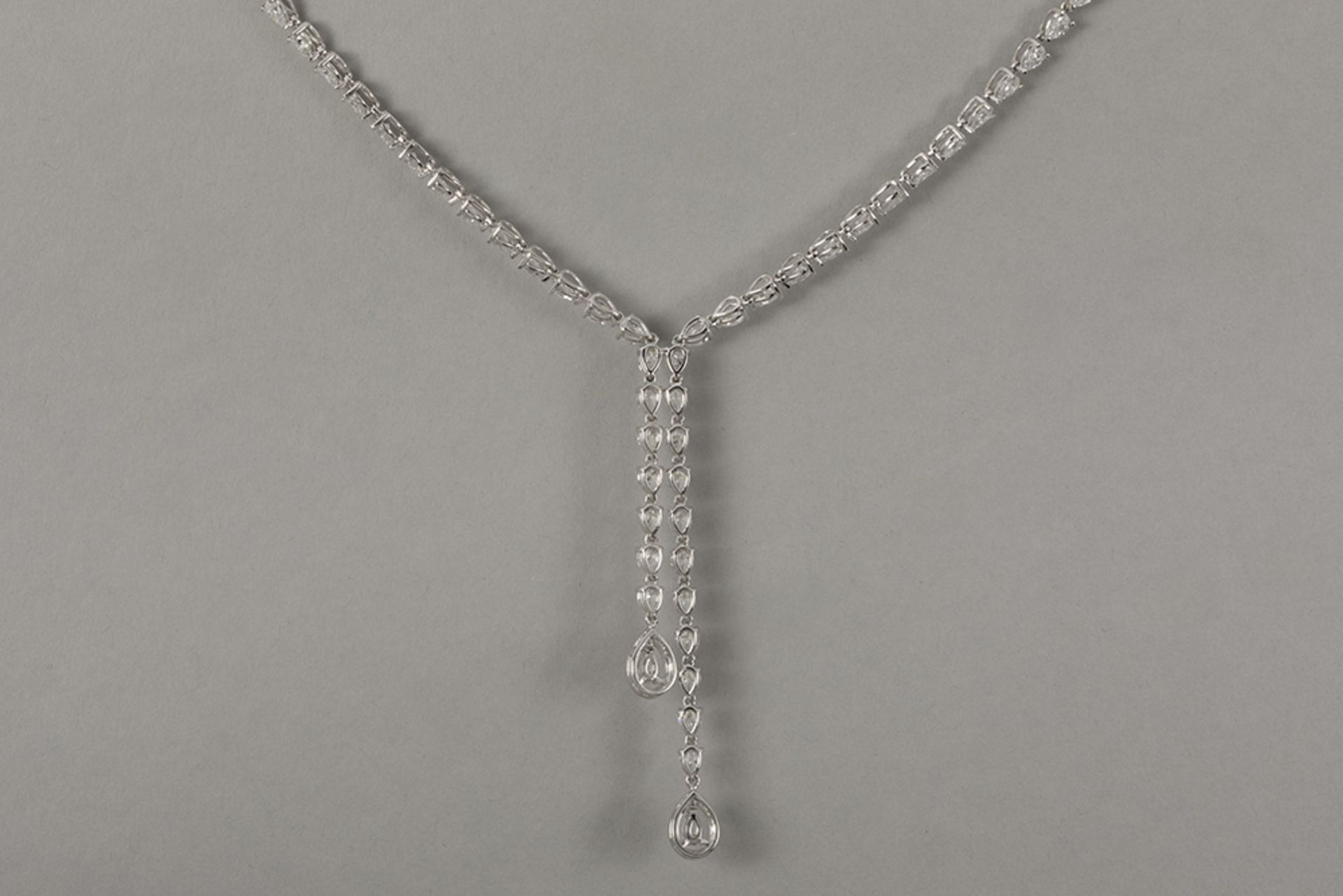 very elegant necklace with heart shapes in white gold (18 carat) with 8,25 carat of top quality bril - Bild 2 aus 3