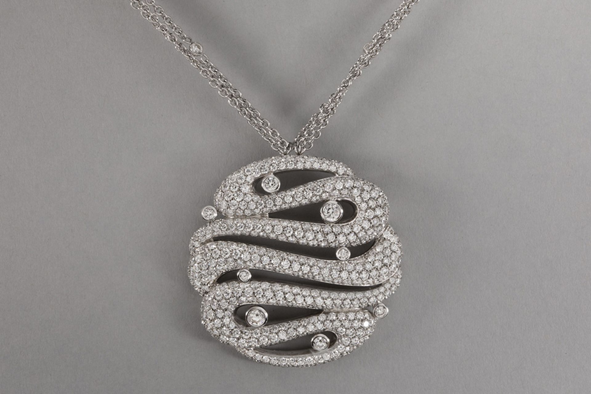 Hulchi Belluni necklace in white gold (18 carat) with a large round pendant with organic wavy design