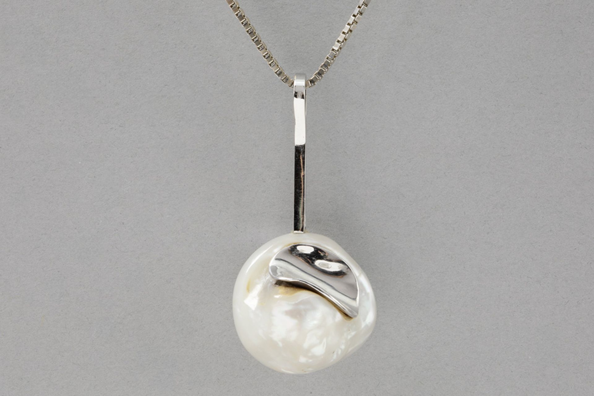 rare big South Sea pearl with a baroque shape  set on a pendant in white gold (18 carat) with ca 0,2 - Bild 2 aus 2
