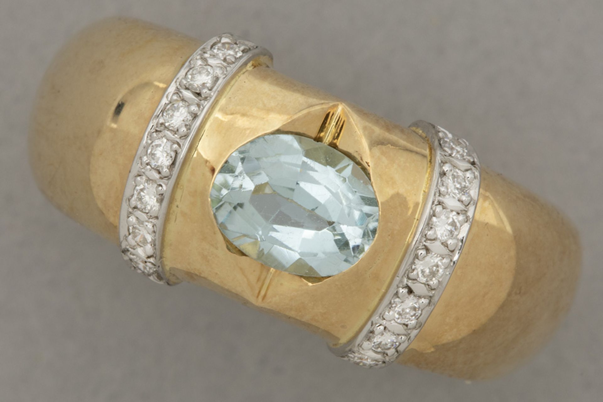ring in yellow gold (18 carat) with a light blue topaz and at least 0,20 carat of quality brilliant 