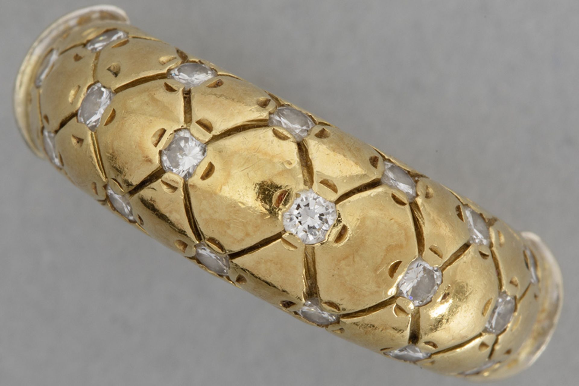 ring in yellow gold (18 carat) with ca 0,25 carat of small high quality brilliant cut diamonds