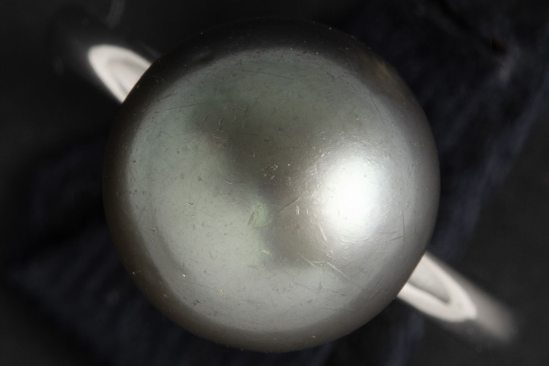 ring in white gold (18 carat) with one beautiful Tahiti pearl with nice color