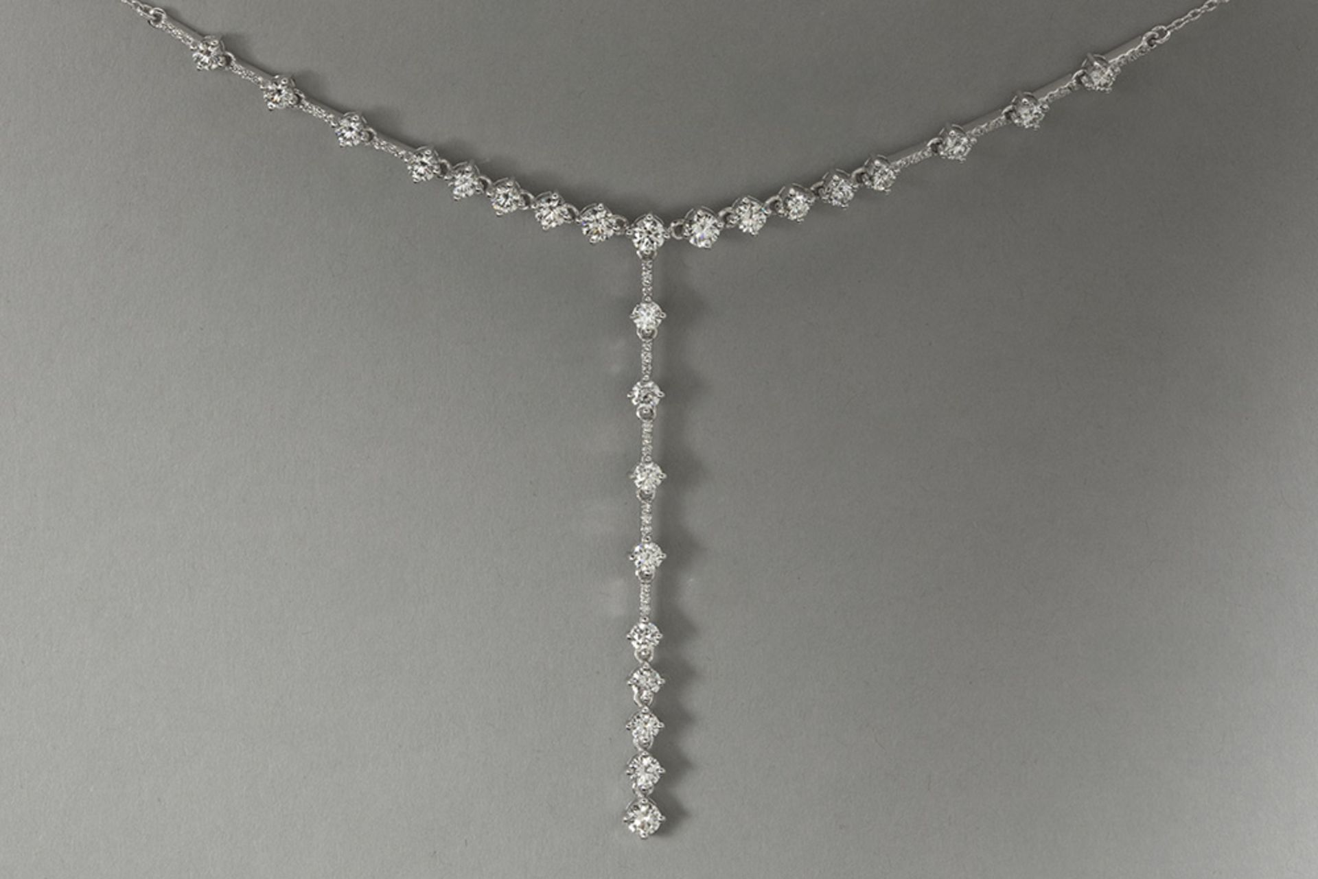 elegant and fashionable necklace in white gold (18 carat) with ca 2,30 carat of high quality brillia