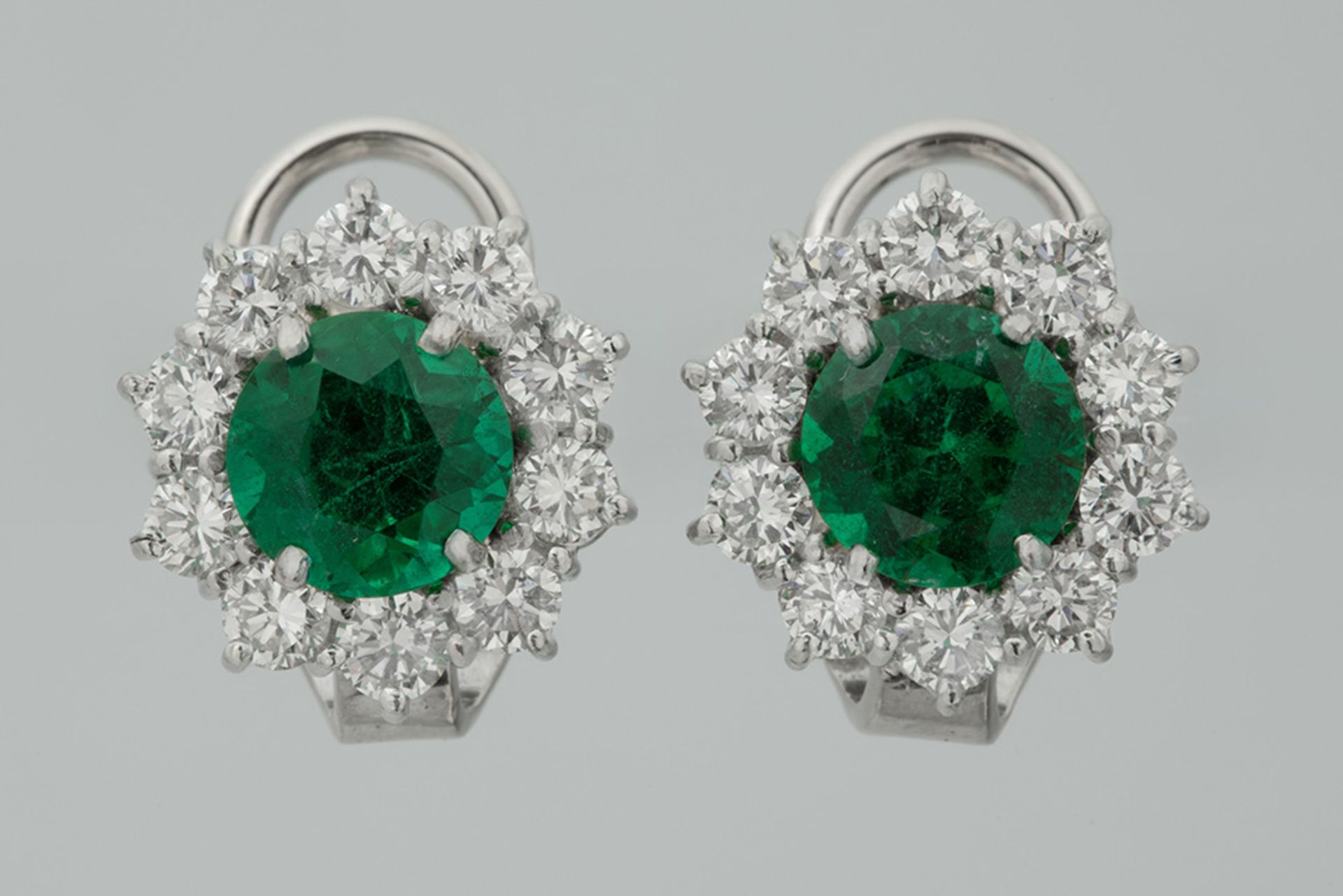 superb pair of earrings in white gold (18 carat) with 3,17 carat of "Vivid green" emeralds from Zamb