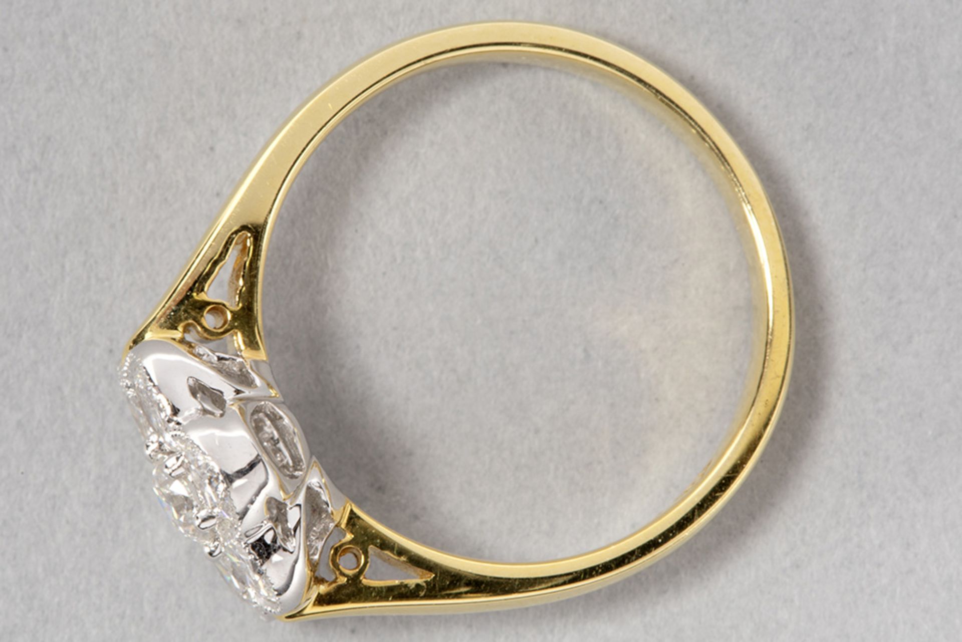 Cluster ring in white and yellow gold (18 carat) with at least 1 carat of high quality brilliant cut - Bild 2 aus 2