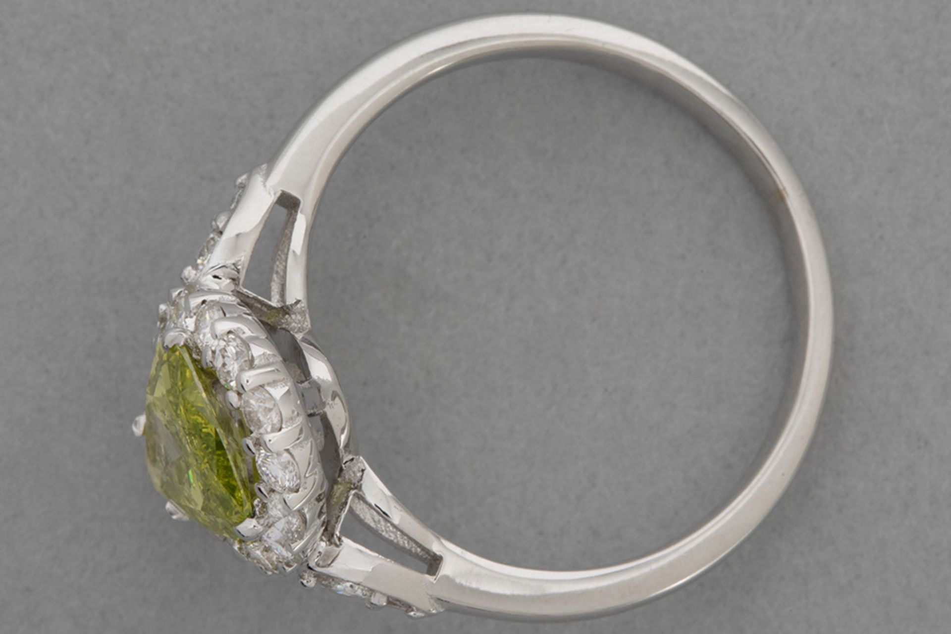 a 1,03 carat natural fancy Vivid Greenish Yellow color high quality brilliant cut diamond set in a r - Bild 2 aus 3