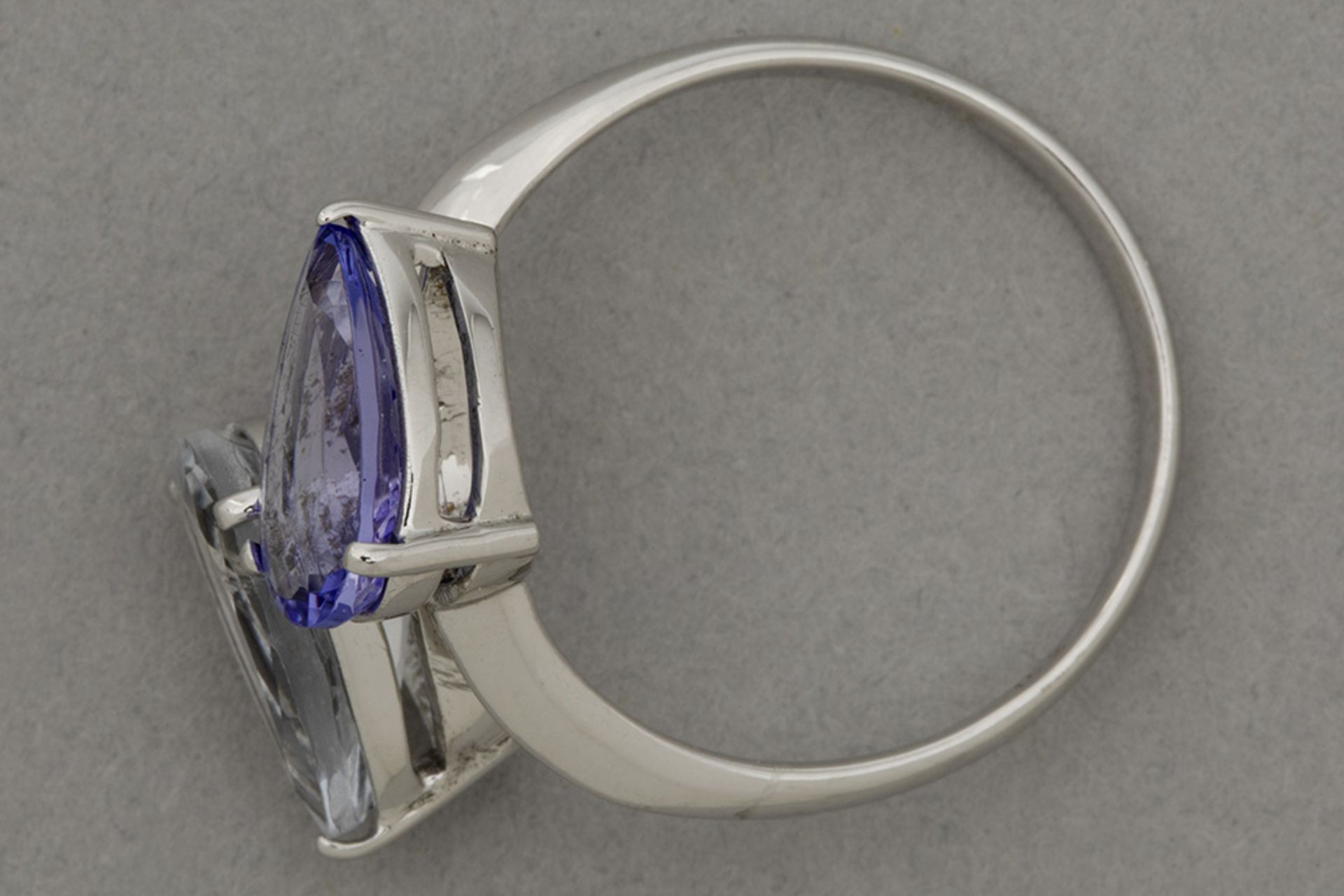 ring in white gold (18 carat) with a pear-shaped real aquamarine and tanzanite, weighing 4,80 carat - Bild 2 aus 2