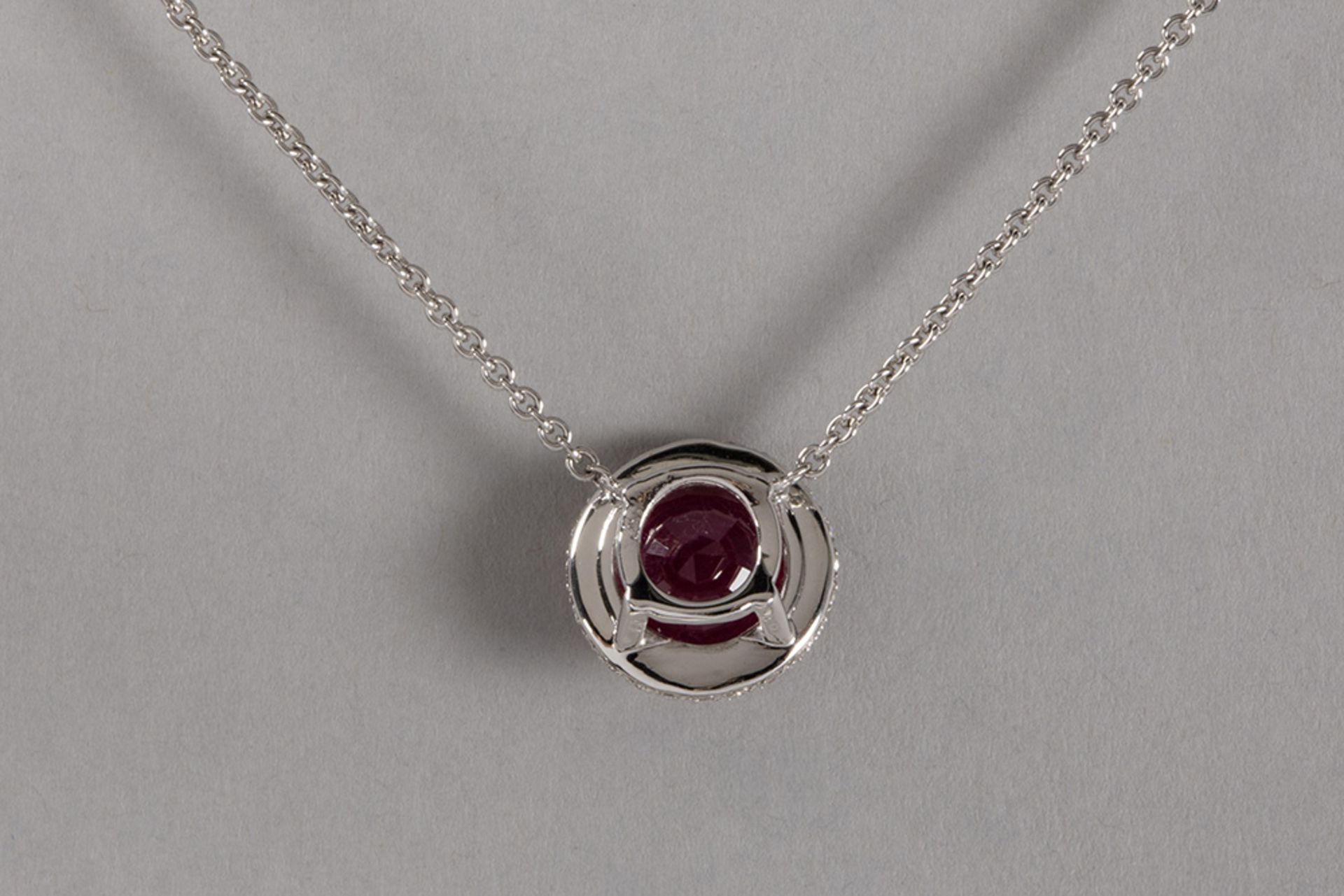 pendant with classic cluster model in white gold (18 carat) with a ca 4,50 carat round  cut ruby sur - Bild 2 aus 2
